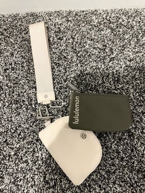 Lululemon Dual Pouch Wristlet Card Case Keychain Green and Ivory Like New
